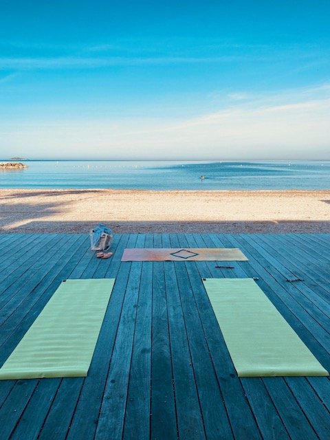 Beach Yoga sur la plage à Six Fours Beach Yoga sur la plage à Six Fours