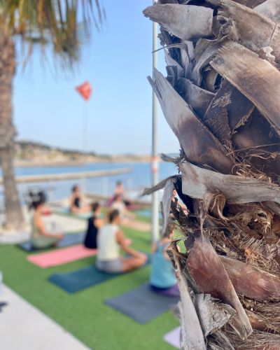 Yoga sur la plage à Six Fours